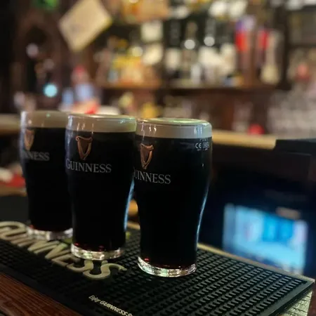 The Olde At Adamsons Bar * Clones